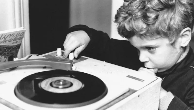 Jeunes gens écoutant une compilation chanson française ensemble, partage et découverte